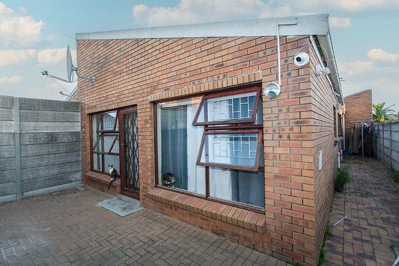 3 Bedroom Property for Sale in Peerless Park West Western Cape